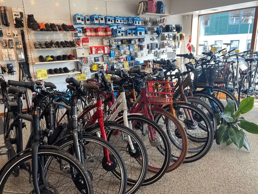 Cykler og udstyr udstillet i butikken på Søndergade